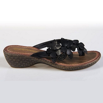 Women’s slide thong sandals with three decorative flowers