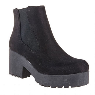 Women’s ankle boots with tractor sole