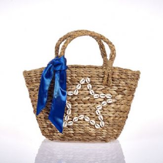 Ψάθινη τσάντα με μπλε κορδέλα και κοχύλια